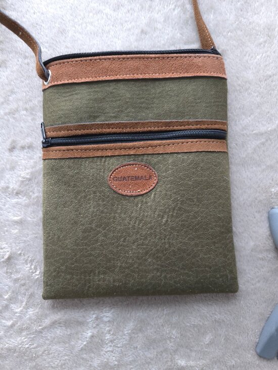 Cross body bag with suede accent. New without tags - Picture 2 of 5